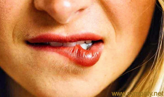 женщина кусает губу нижнюю 