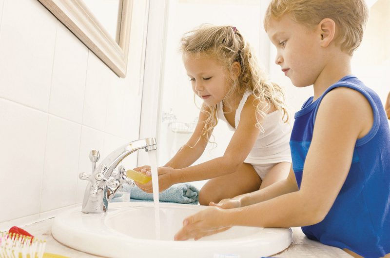 дети моют руки