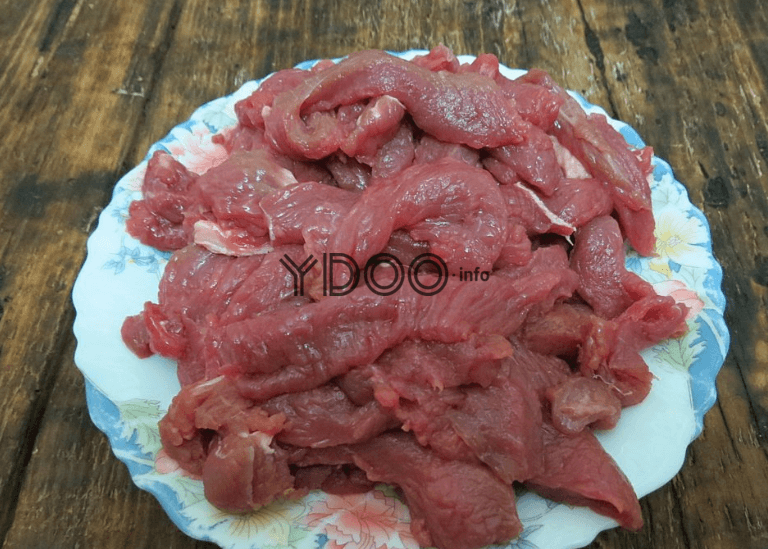 говядина, нарезанная средними полосками, на тарелке