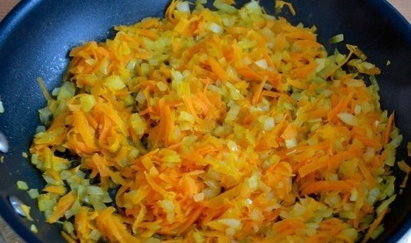 овощная зажарка из лука и моркови на сковороде