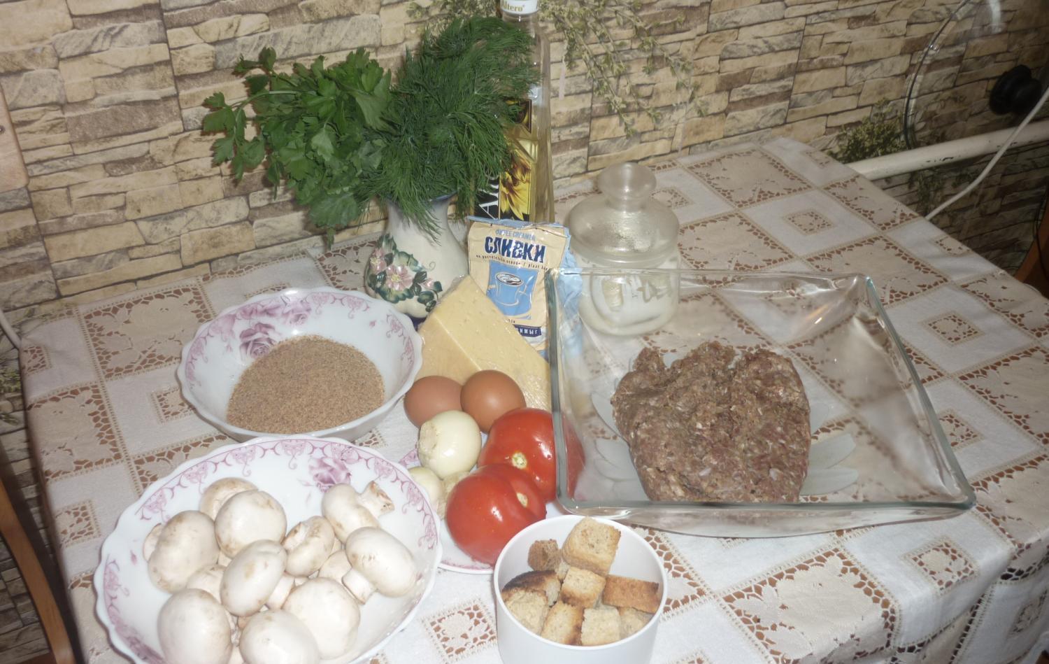 мясной фарш, овощи, грибы и свежая зелень на столе