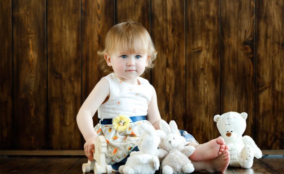 фотосессия годовалого ребенка дома с игрушками