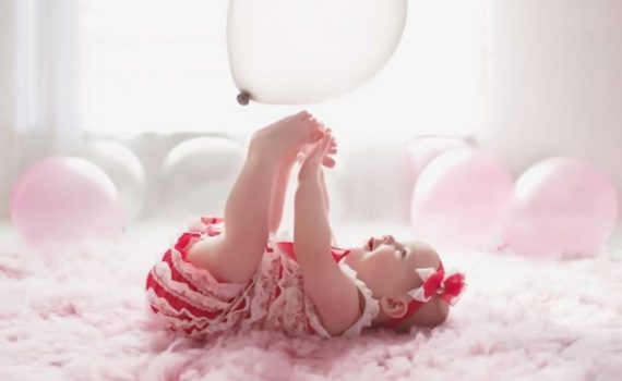 фотосессия ребенка на год дома с воздушным шаром