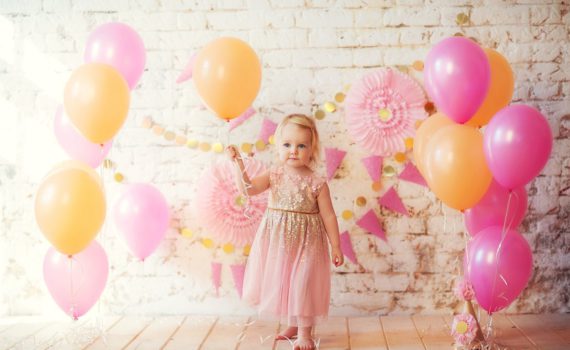 фотосессия годовалого ребенка с воздушным шаром дома