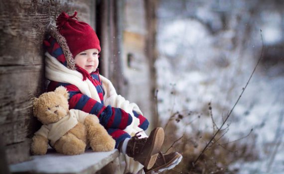 зимой фотосессия ребенка на год с игрушками на улице