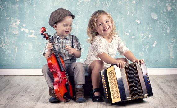фотосессия ребенка на год в студии с музыкальными инструментами